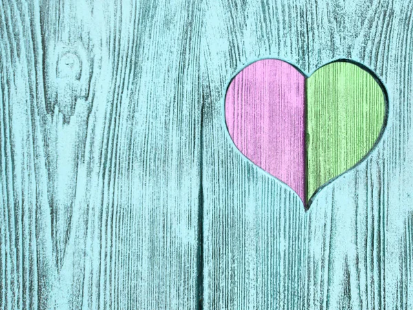 Зеленое и розовое сердце вырезано на деревянной доске. Фон. Открытка, валентинка . — стоковое фото