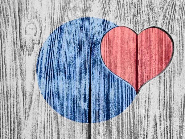 Rotes Herz in ein Holzbrett geschnitzt. Hintergrund. Postkarte, Valentinstag. — Stockfoto