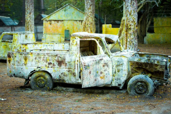 Старая ржавая машина в краске из пейнтбола . — стоковое фото