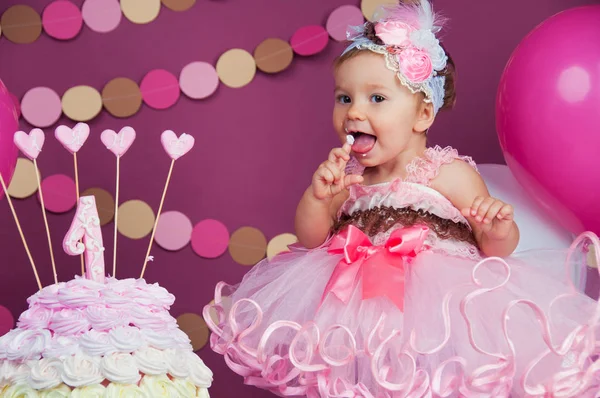 Retrato de uma menina de aniversário alegre com o primeiro bolo. A comer o primeiro bolo. Bolo de esmagamento — Fotografia de Stock