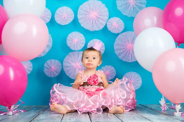 Criança engraçada com um pirulito na forma de um coração, menina feliz . — Fotografia de Stock