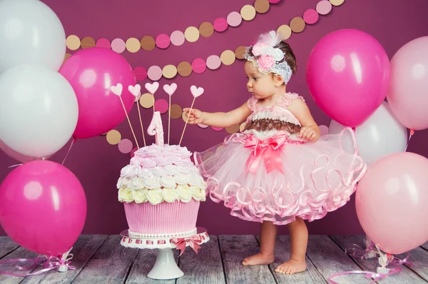 Retrato de uma menina de aniversário alegre com o primeiro bolo. A comer o primeiro bolo. Bolo de esmagamento — Fotografia de Stock