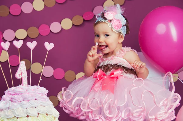 Het kleine meisje verjaardag meisje werd gesmeerd in een taart. De eerste taart. Het gebruik van de eerste taart. Cake Smash. — Stockfoto