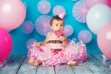 Bir kalp mutlu küçük kız şeklinde bir lolipop ile komik çocuk.