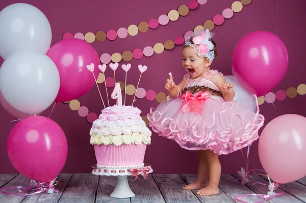 A aniversariante da menina foi enfiada num bolo. O primeiro bolo. O uso do primeiro bolo. Bolo de esmagamento . — Fotografia de Stock