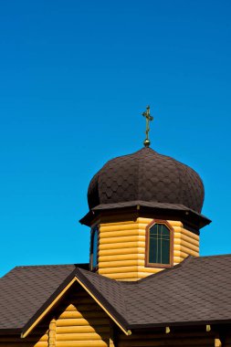 Mavi gökyüzü arka plan üzerinde ahşap bir kilise kubbeleri.