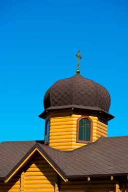 Mavi gökyüzü arka plan üzerinde ahşap bir kilise kubbeleri.