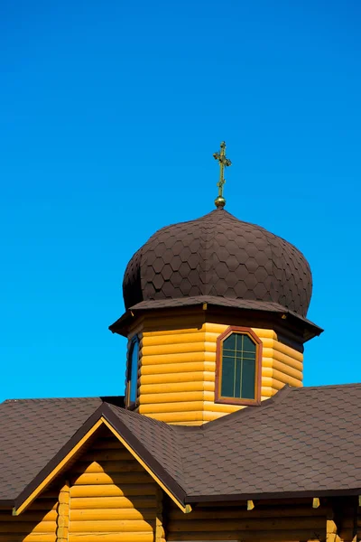 Kamery kopułkowe drewnianego kościoła na tle błękitnego nieba. — Zdjęcie stockowe