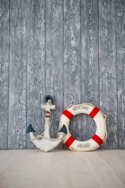 Çapa ve ahşap arka plan üzerinde yaşam çizgisi ile deniz konulu kompozisyon