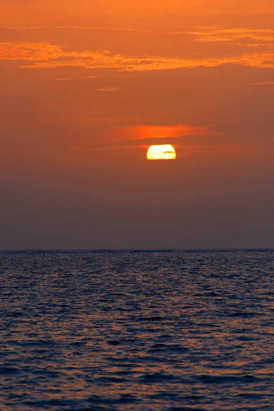 Coucher de soleil fabuleux sur fond de ciel et de mer . — Photo