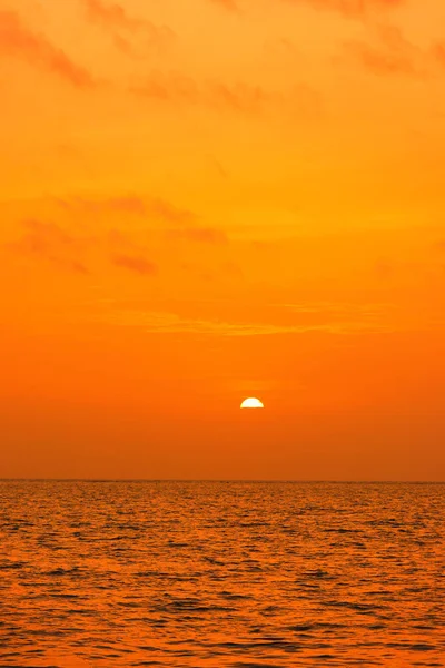 Coucher de soleil fabuleux sur fond de ciel et de mer . — Photo