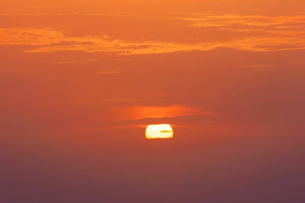 Pôr-do-sol fabuloso em um fundo de céu e mar . — Fotografia de Stock