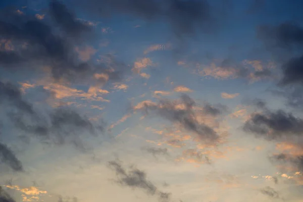 Nuvens bonitas em um céu azul, vista superior . — Fotografia de Stock