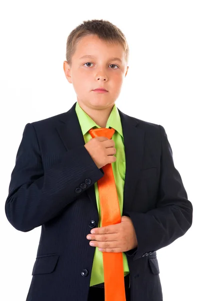 Adolescente bonito menino em terno de negócios de volta corrigindo gravata sobre fundo isolado branco, meio corpo, conceito de carreira futuro — Fotografia de Stock