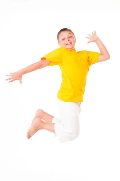 Felice ragazzino saltando isolato su sfondo bianco . — Foto Stock