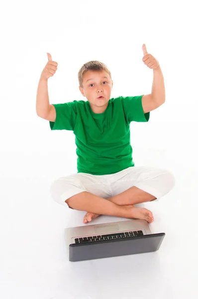Casual tonåring med laptop. över vit bakgrund — Stockfoto