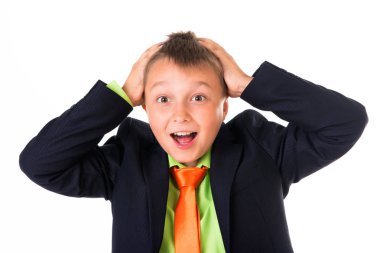 Baş, beyaz arka plan ile şaşkın akıllı okul çocuk portresi eller