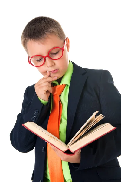 Jongen lezen van een boek dorst naar kennis - geïsoleerd op een witte achtergrond — Stockfoto