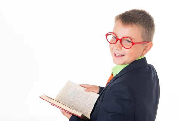 Мальчик, читающий книгу жаждущий знаний - изолирован на белом фоне — стоковое фото
