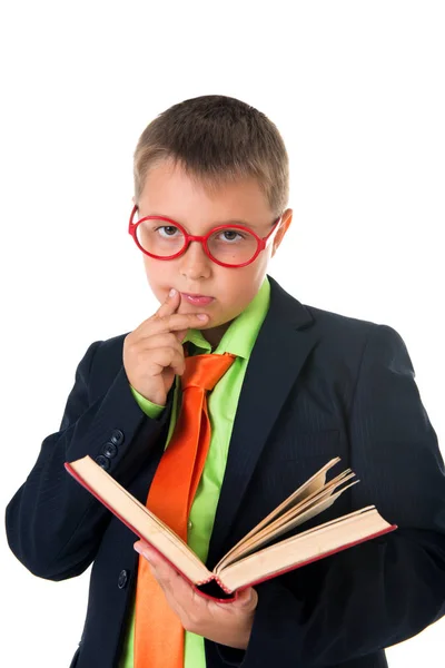 ज्ञानासाठी पुस्तक वाचणारा मुलगा पांढरा पार्श्वभूमीवर वेगळा — स्टॉक फोटो, इमेज