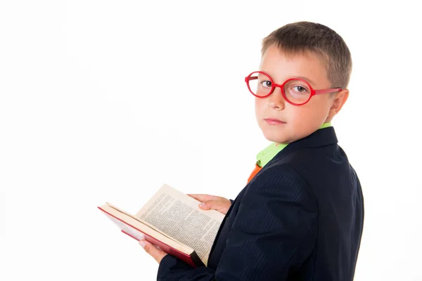 Мальчик, читающий книгу жаждущий знаний - изолирован на белом фоне — стоковое фото