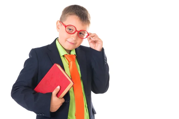 Ragazzo che legge un libro assetato di conoscenza isolato su uno sfondo bianco — Foto Stock