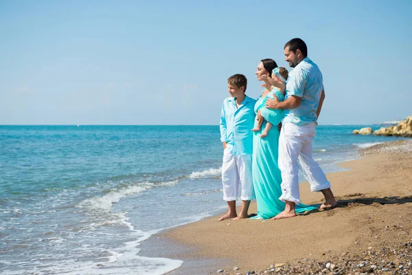 热带海滩上很开心的四人家庭 — 图库照片
