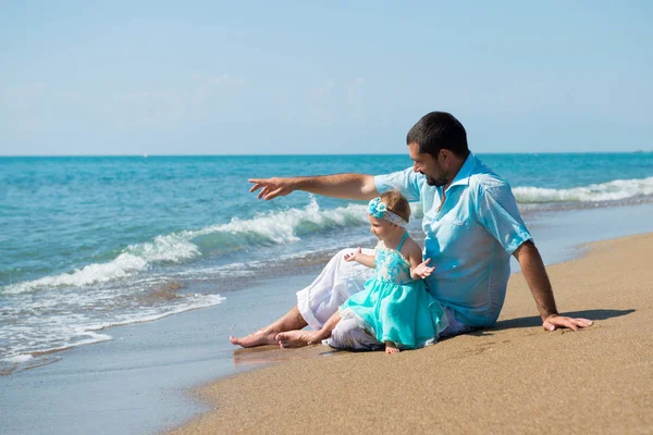 Mutlu baba ve tatlı küçük kızı sahilde — Stok fotoğraf