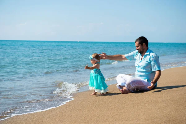 Mutlu baba ve tatlı küçük kızı sahilde — Stok fotoğraf