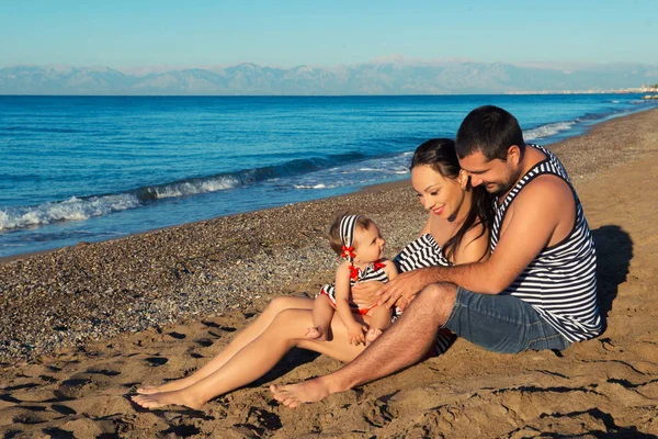 Mutlu aile anne, baba ve küçük kızı sahilde — Stok fotoğraf