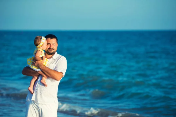 Glücklicher Vater spielt mit süßer kleiner Tochter am Strand — Stockfoto