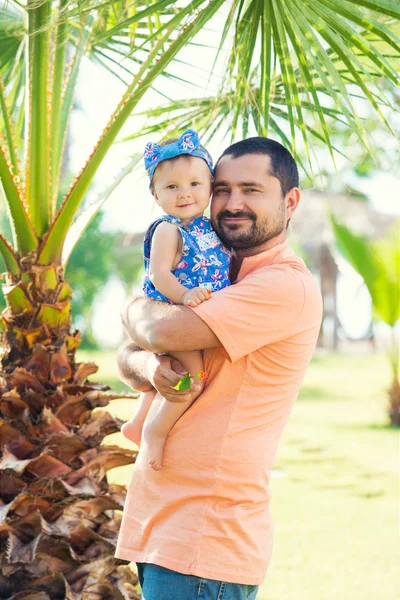 Счастливый отец и его милая маленькая дочь на пляже — стоковое фото