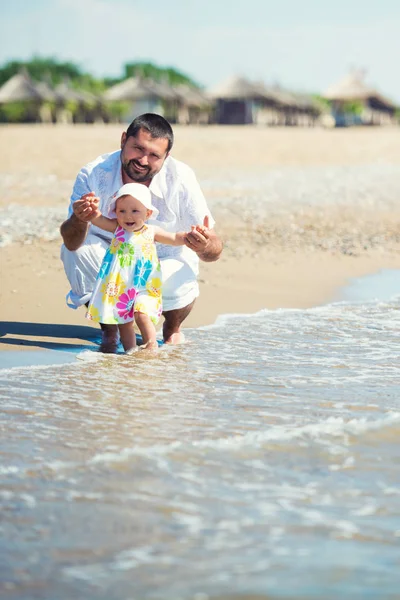 Mutlu baba ve tatlı küçük kızı sahilde — Stok fotoğraf