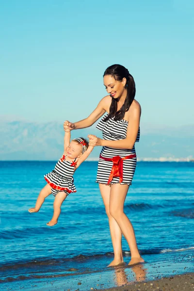 Портрет счастливой матери и дочери. Семейный отдых у моря . — стоковое фото