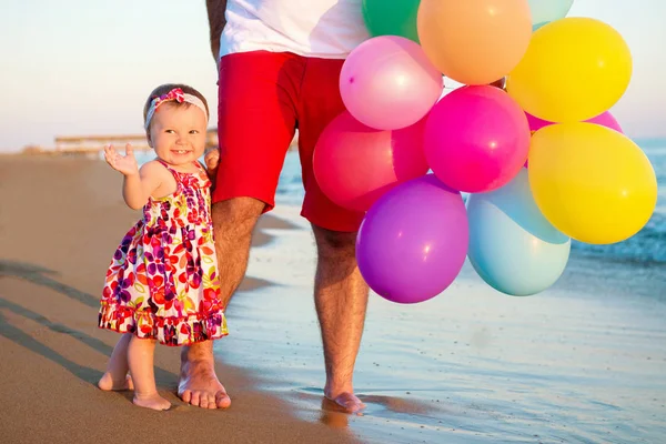 Baba ve kızı kumsalda gün anda oynamak balonları. Dostu aile kavramı. — Stok fotoğraf