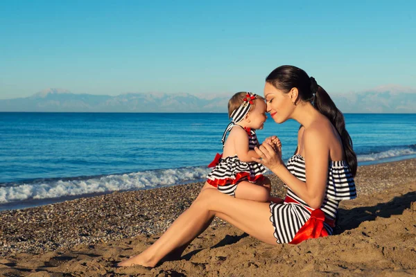 Glückliche Mutter und Tochter Porträt. Familienurlaub am Meer. — Stockfoto