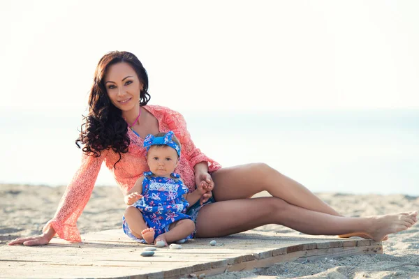 Mutlu anne ve kızı portre. Denizin kenarında aile tatili. — Stok fotoğraf