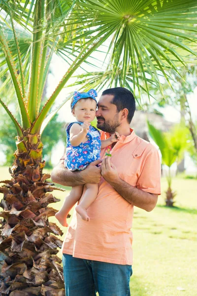 Glücklicher Vater und seine süße kleine Tochter am Strand — Stockfoto