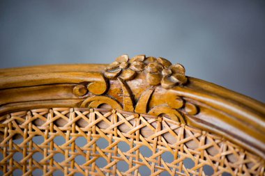 Eski bir rattan koltuk üzerinde çiçek şeklinde oyma mobilya, ayrıntı.