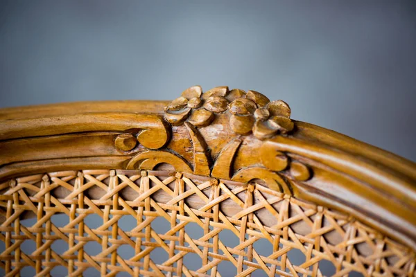 Detail of furniture, carving in the form of flowers on an old rattan chair. — Stock Photo, Image