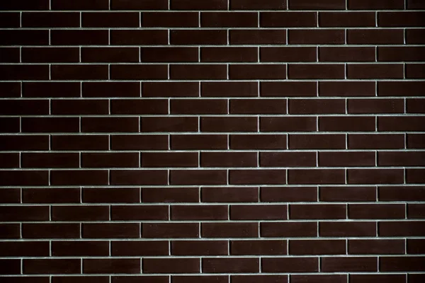 Fundo de uma parede escura de tijolo, textura da telha com um padrão liso . — Fotografia de Stock