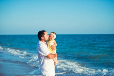 Küçük, tatlı kızınızı da kumsalda oynarken mutlu baba. Türkiye'de dinlenme