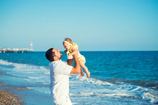 Boldog Apák játszó aranyos kis lánya a strandon. Többi Törökországban — Stock Fotó
