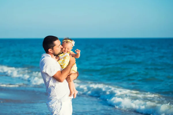 Šťastný otec hraje s roztomilá malá dcera na pláži. Odpočinek v Turecku — Stock fotografie