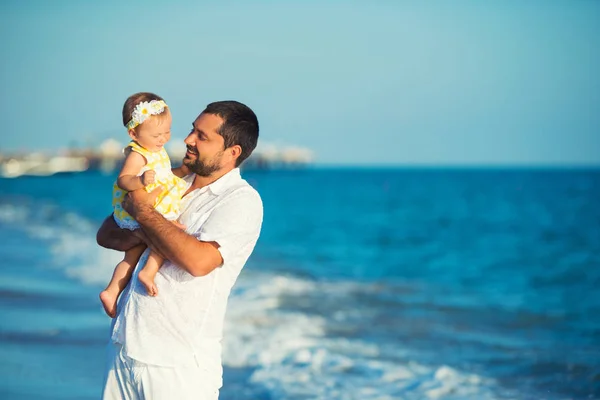 Šťastný otec hraje s roztomilá malá dcera na pláži. Odpočinek v Turecku — Stock fotografie