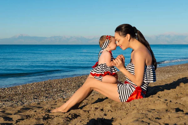 Mutlu anne ve kızı portre. Denizin kenarında aile tatili. — Stok fotoğraf