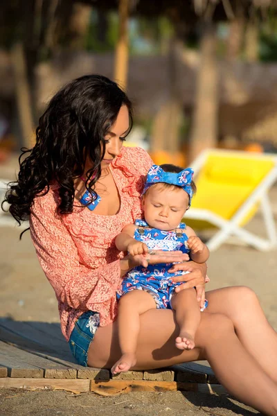 Feliz retrato de mãe e filha. Férias em família à beira-mar . — Fotografia de Stock