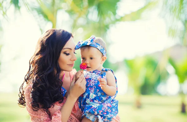 Mutlu anne ve kızı portre. Denizin kenarında aile tatili. — Stok fotoğraf