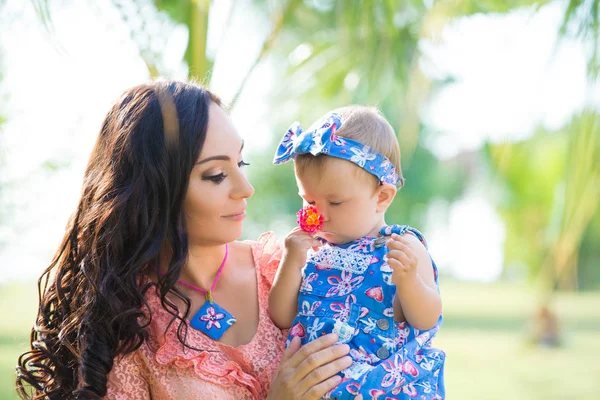 Happy mother and daughter portrait. Family holiday by the sea. — Stock Photo, Image