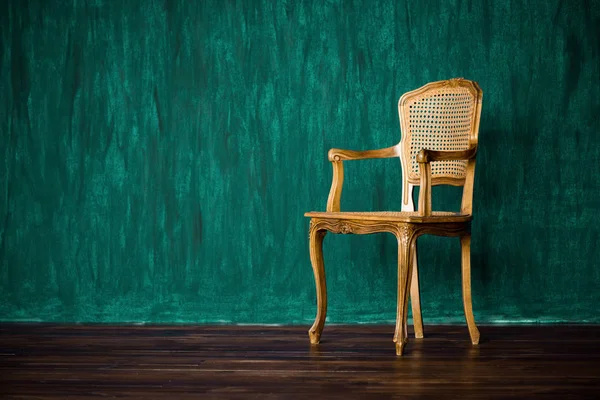 Vieille chaise sur un fond de mur vert . — Photo